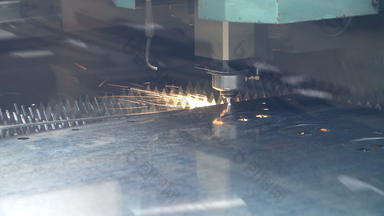 <strong>数控</strong>纤维激光切割机明亮的火花金属加工过程